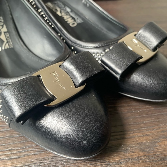 Salvatore Ferragamo VARA  Studded QS Low heel Pump shoes - Picture 11 of 11